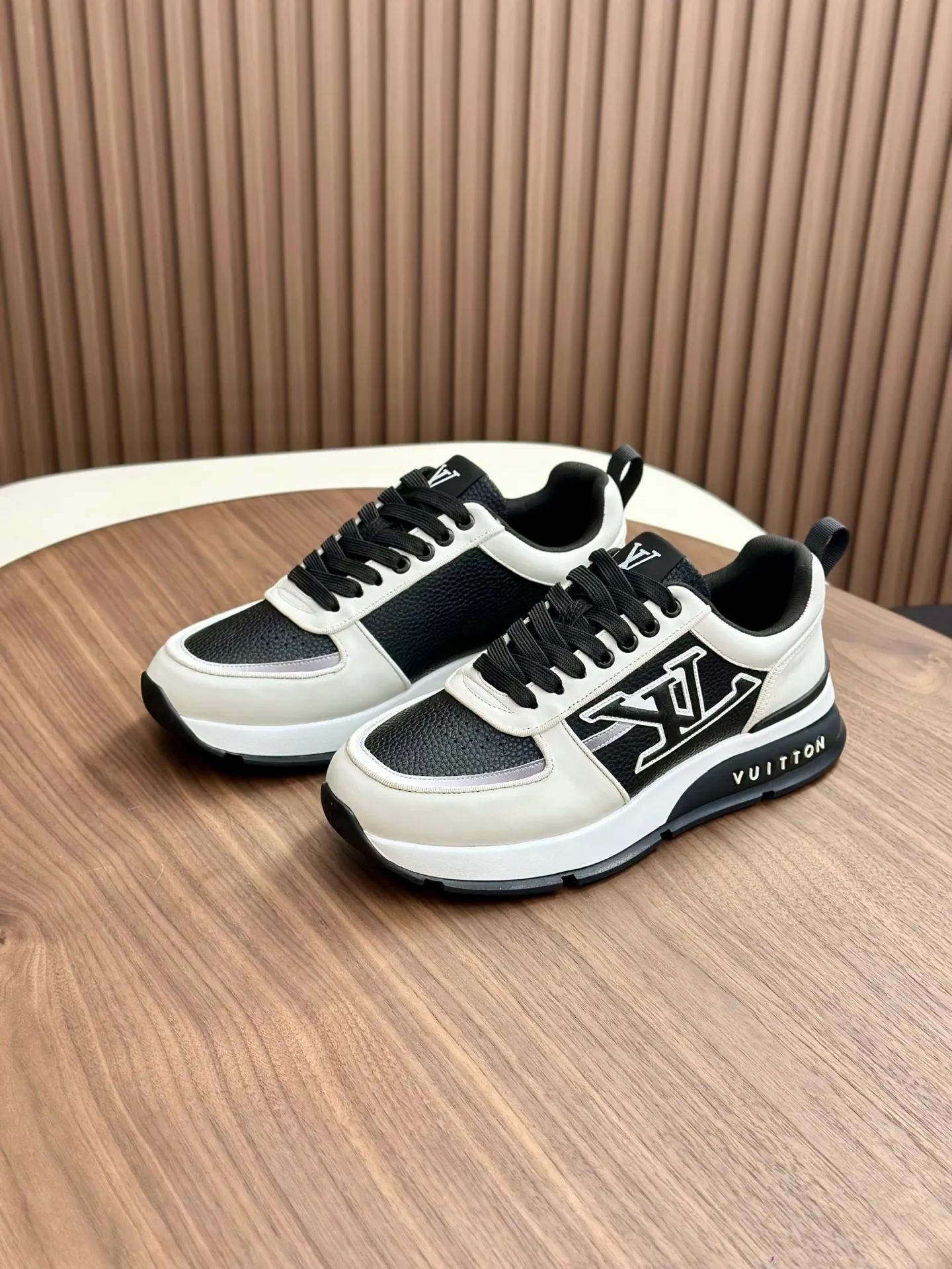 [L Family] Top P: 840💰 Size: 39-44 (38.45 can be customized) Lujia new color matching men's 🧍‍♂️trainer sneakers, this LV Trainer sneaker is made of soft grained calfskin, showing pure colors, the brand was born in 1854, the designer's handwritten brand logo is embellished on one side, virgil Designed by abloh himself, it is a very commemorative sneaker, the new LV Louis Vuitton trainer sneaker low casual sports culture versatile basketball shoes